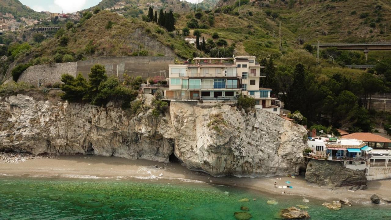 Mare Roccia Beachfront Apartment タオルミーナ エクステリア 写真