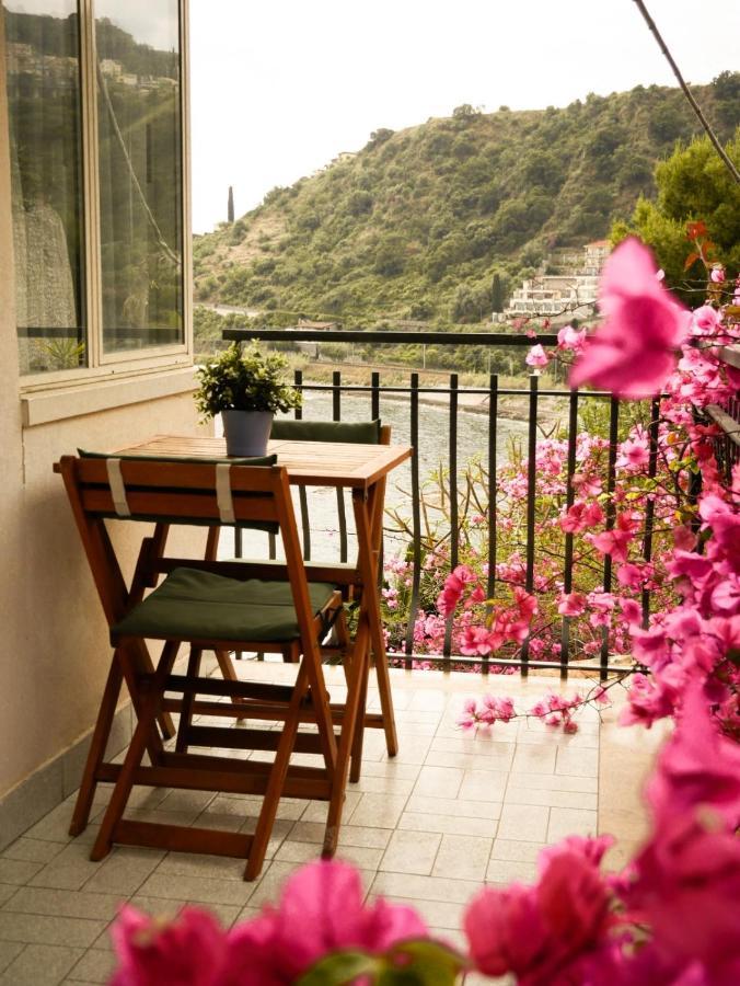 Mare Roccia Beachfront Apartment タオルミーナ エクステリア 写真