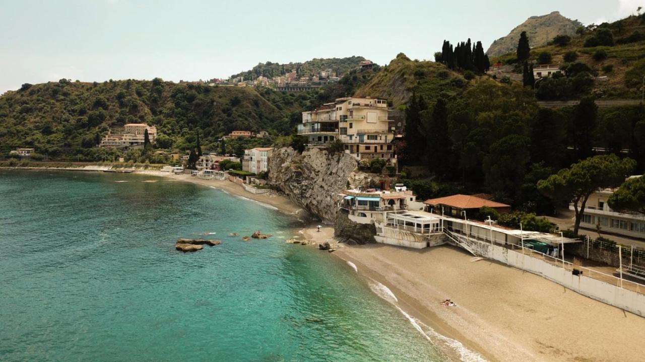 Mare Roccia Beachfront Apartment タオルミーナ エクステリア 写真